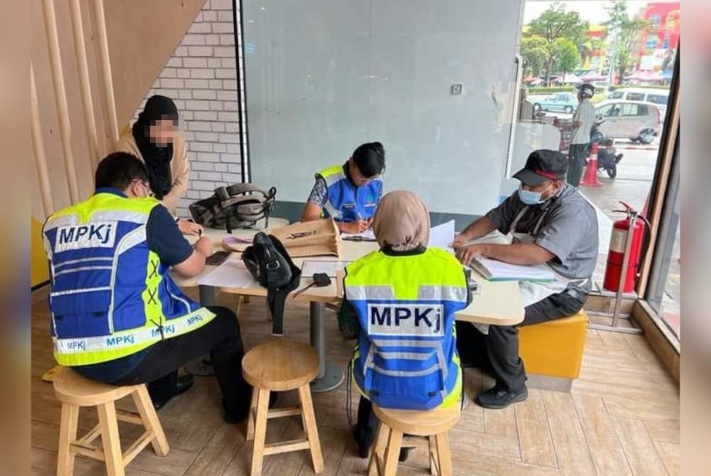 Sebanyak 27 kedai makan menerima notis kompaun dan sebuah diarah tutup dalam Operasi Pemeriksaan Kebersihan Makanan di Bandar Mahkota Cheras, di sini.
