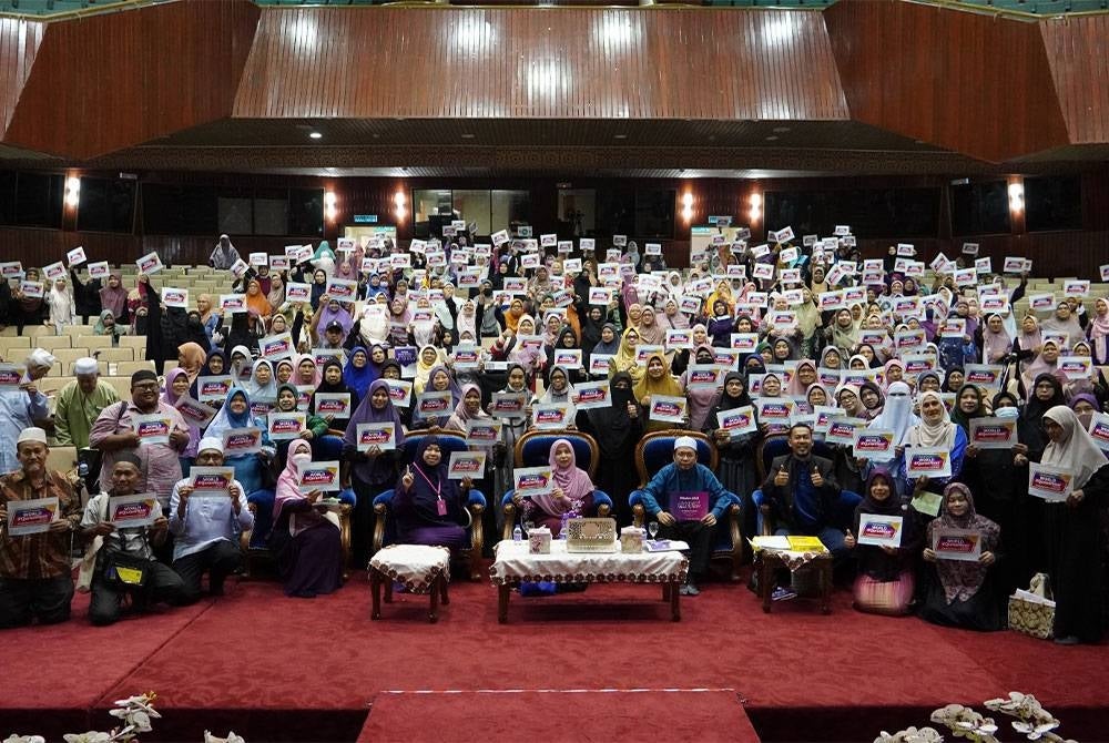 Tetamu, tenaga pengajar dan peserta Seminar TOT menunjukkan sokongan kepada World #QuranHour 1444H di Auditorium Al-Azim Melaka.