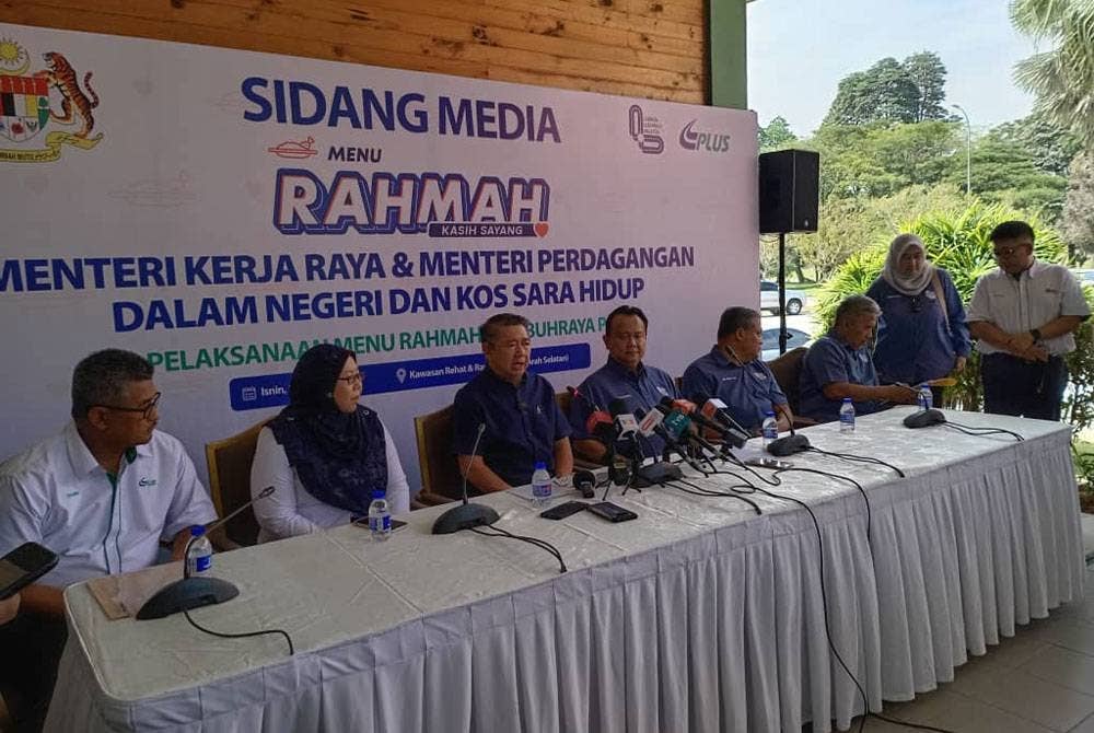 Salahuddin ketika sidang akhbar selepas melancarkan pelaksanaan Menu Rahmah di medan selera pusat R&R Dengkil Lebuhraya ELITE ( Arah Selatan) pada Isnin.