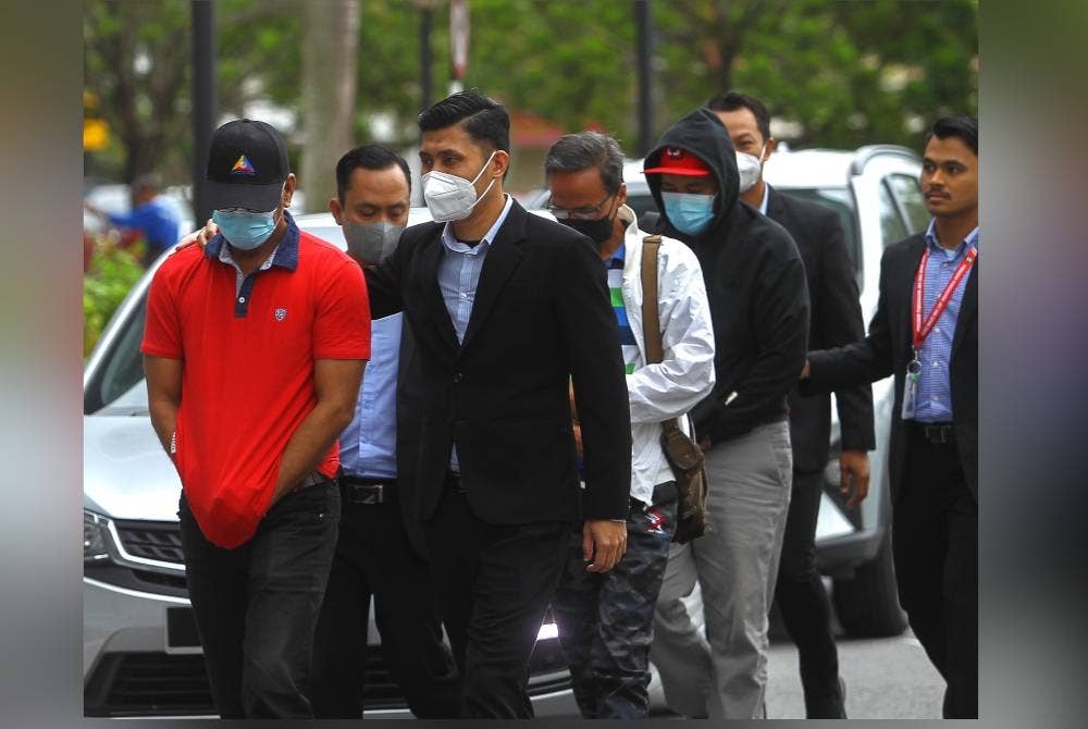 Tiga tertuduh diiring pegawai SPRM ke ke Mahkamah Sesyen Seremban pada Isnin