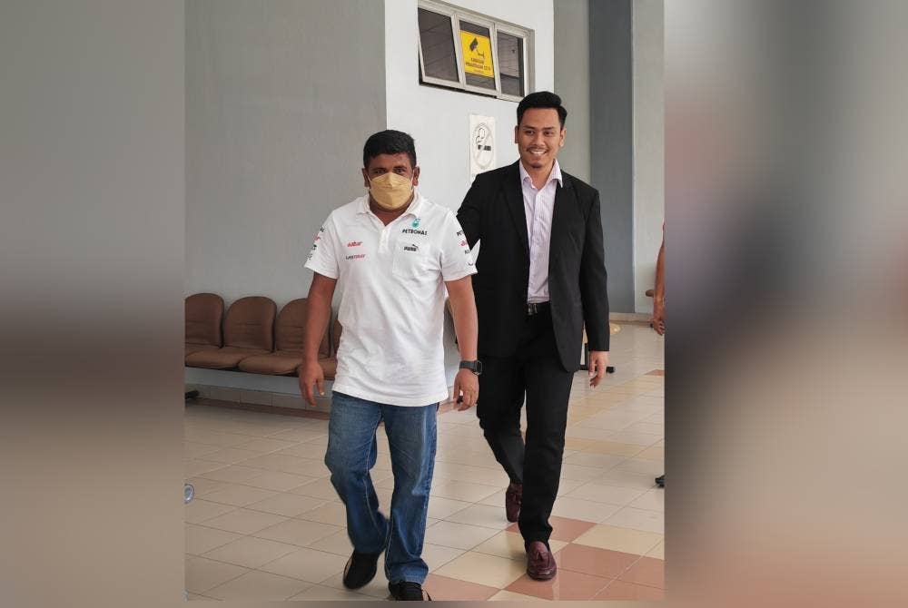 Mohd Azmi diiring pegawai SPRM di mahkamah
