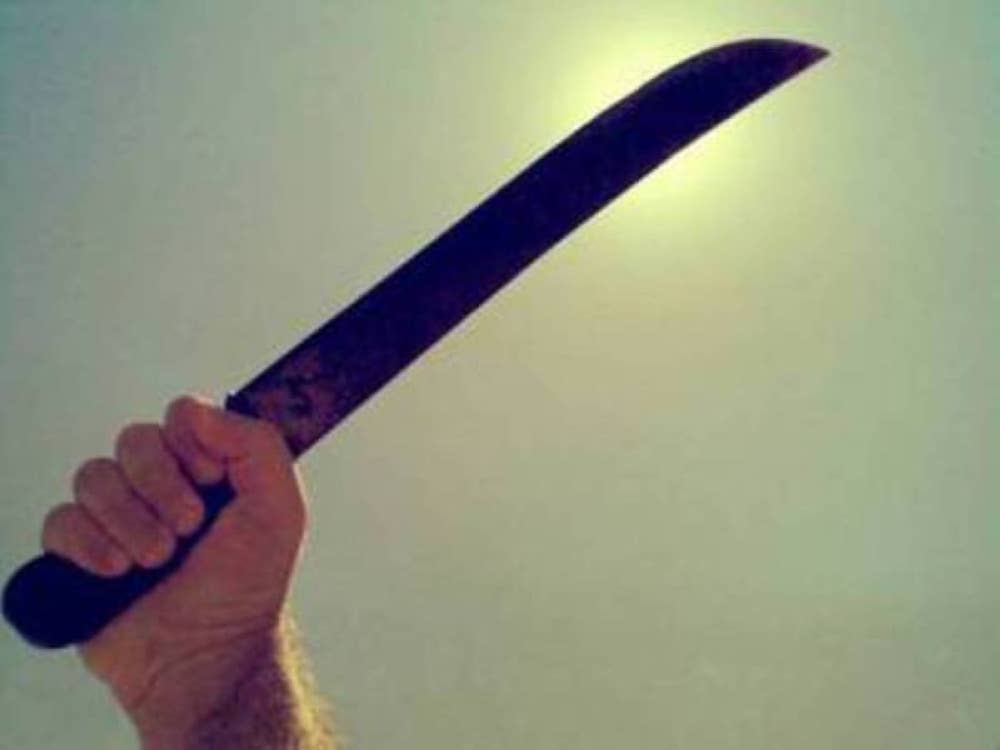 Seorang lelaki cedera parah selepas diserang enam lelaki bersenjatakan parang dalam satu kejadian rusuhan yang dilaporkan berlaku di sebuah kedai makan di Jalan Senai Utama, di sini pada Sabtu. - Gambar hiasan