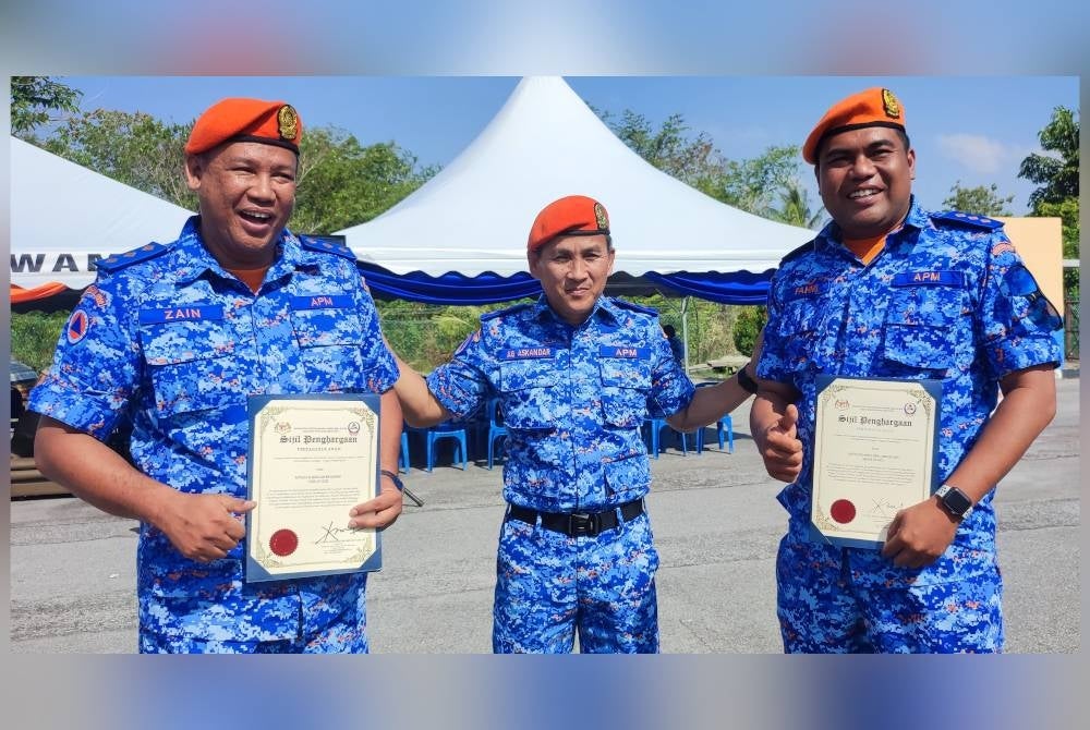 Awang Askandar (tengah) bergambar bersama penerima sijil pada Himpunan Setia APM Kedah di Padang Kawad PDPA Kota Setar pada Isnin.