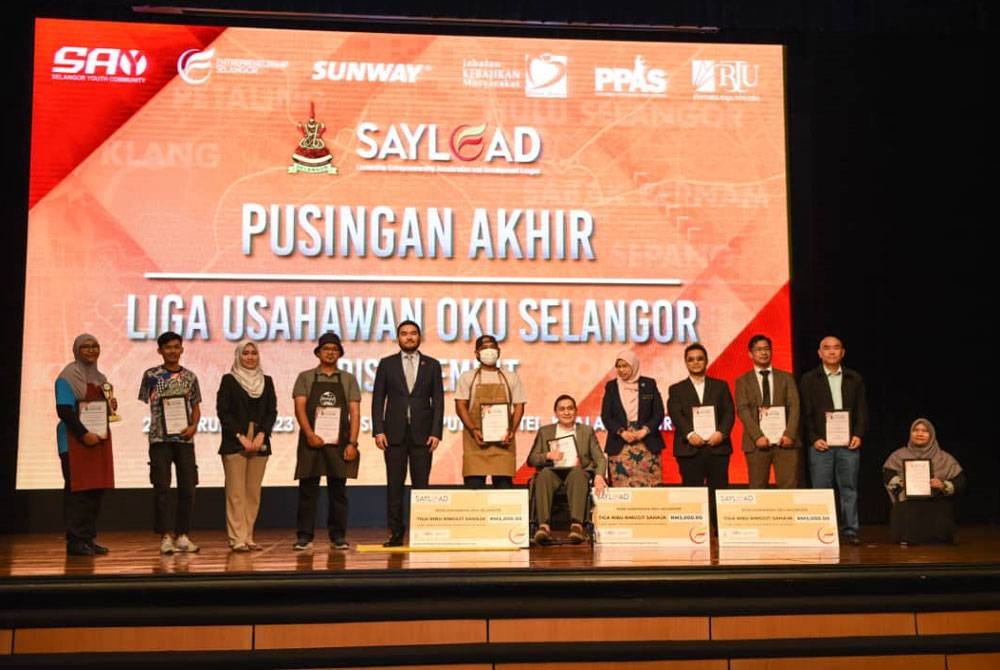 Tengku Amir (lima dari kiri) berkenan bergambar bersama peserta selepas menyampaikan anugerah.