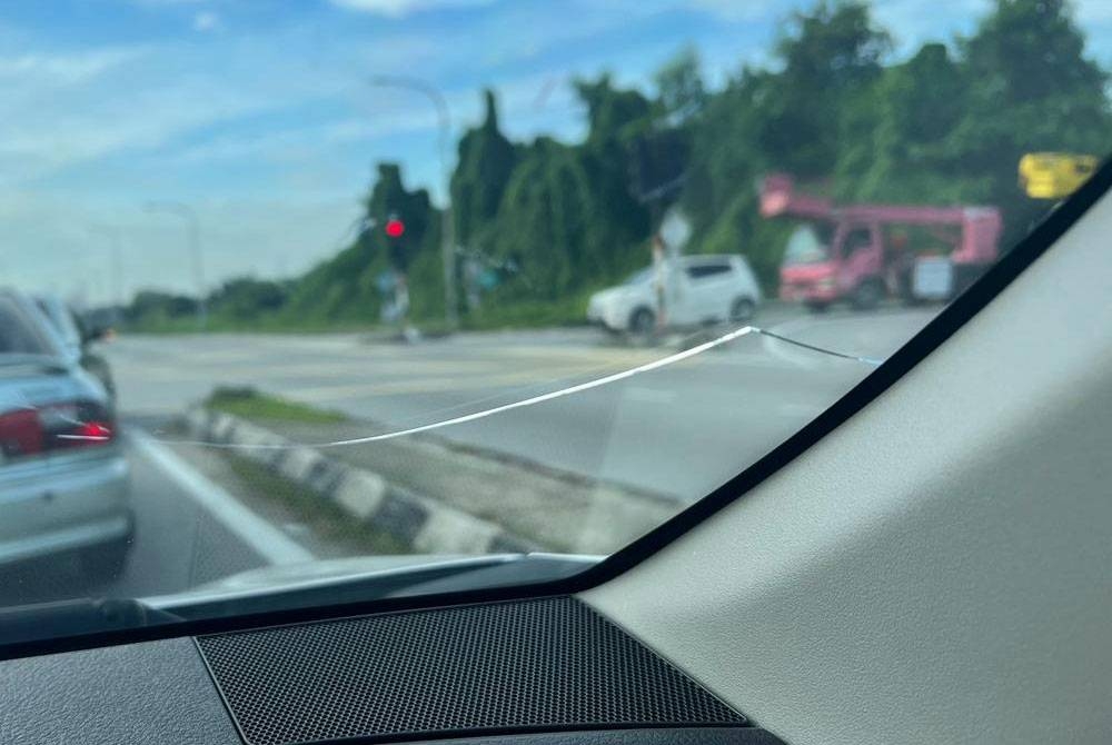 Keadaan cermin kereta retak.