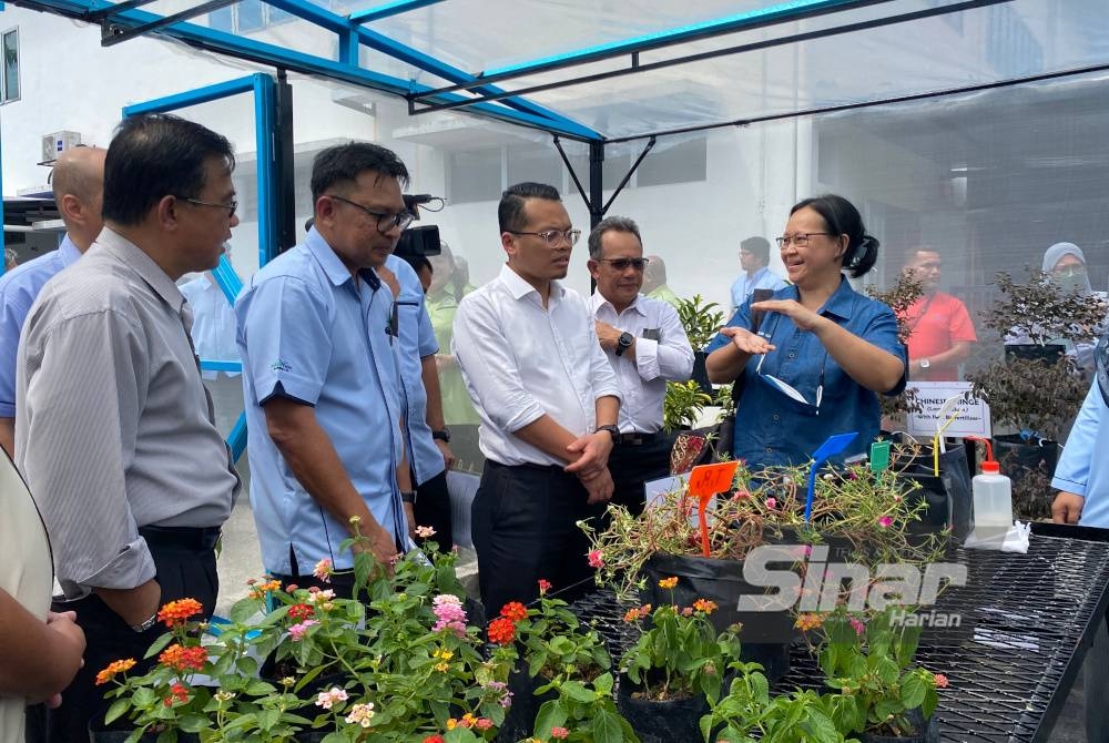 Nik Nazmi (tiga dari kiri) mengadakan lawatan kerja di Loji Rawatan Kumbahan Serantau Titiwangsa, pada Isnin.