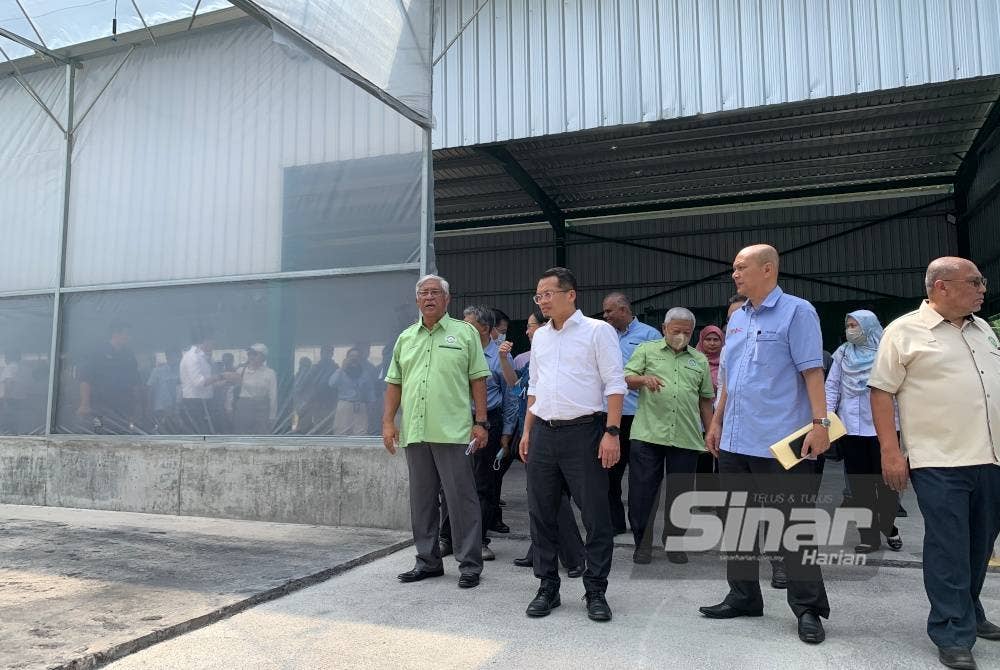Nik Nazmi (dua dari kiri) melawat Tapak Mesin Penghasilan Palet Bio-Pepejal, pada Isnin.