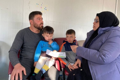 Ketua Pegawai Eksekutif Syria Care, Siti Sakinah Meor Omar Baki (kanan) menyampaikan sumbangan bantuan Tabung #BantuanBencana Sinar Harian x Syria Care kepada Waleed (dua dari kanan) dan bapa saudaranya, Ahmad Da'bal (kiri).