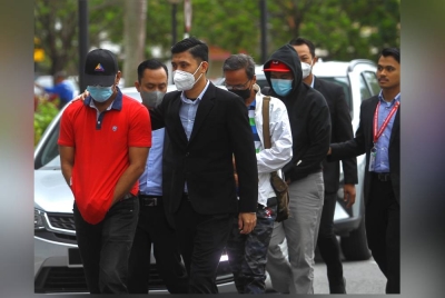 Tiga tertuduh diiring pegawai SPRM ke ke Mahkamah Sesyen Seremban pada Isnin