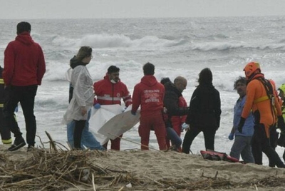 Anggota penyelamat sedang membawa keluar mayat pendatang yang ditemui di pantai di wilayah wilayah Calabria, Itali. - Foto Agensi