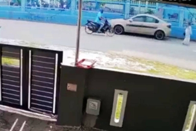 Tangkap layar video tular memaparkan satu kejadian ragut membabitkan seorang warga emas di Jalan Anggerik, Kampung Manjoi Tambahan dekat Ipoh.