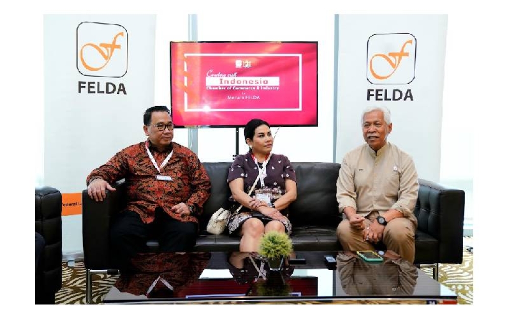 Pengerusi Fekda, Datuk Seri Idris Jusoh (kanan) bercakap dalam sidang akhbar sempena kunjungan hormat daripada Kadin yang diketuai oleh Carmelita (tengah) di Menara Felda pada Isnin.