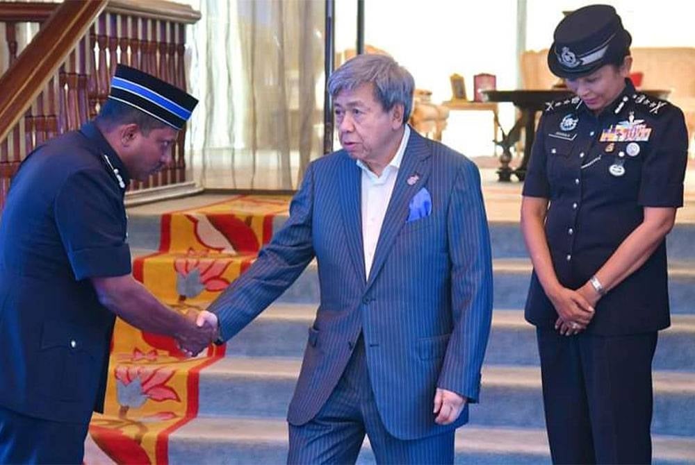 Sultan Selangor, Sultan Sharafuddin Idris Shah (tengah) berkenan menerima menghadap Ketua Polis Selangor, Datuk Hussien Omar Khan di Istana Bukit Kayangan, di sini.