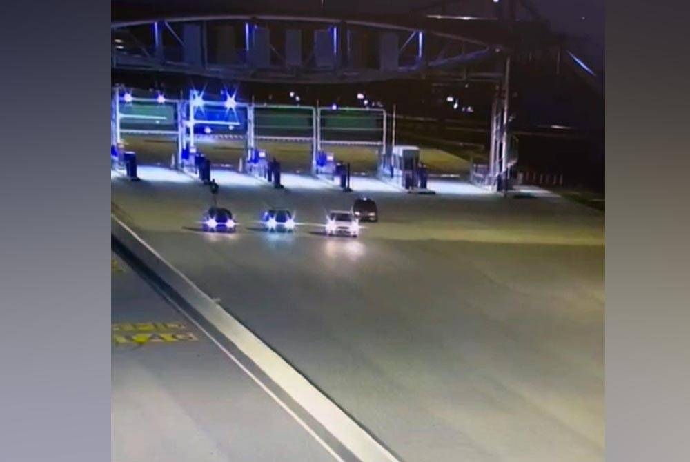 Rakaman CCTV yang tukar di media sosial memaparkan beberapa Proton Satria dipandu secara melawan arus dan berlumba berhampiran sebuah Plaza Tol di Lebuhraya DASH pada Ahad.