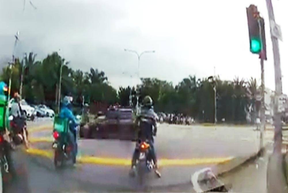 Tular video di media sosial memaparkan seorang penunggang motosikal melambung setelah dirempuh sebuah kereta di persimpangan Jalan Batu Unjur di sini pada Isnin.