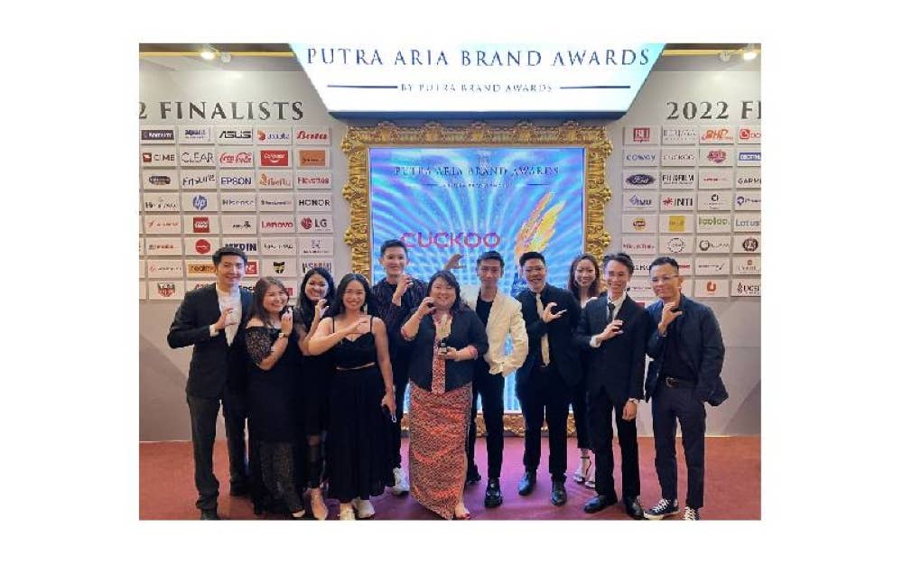 Ketua Pegawai Pemasaran CUCKOO International, Queenie Goh (tengah) meraihkan kemenangan anugerah perak bagi kategori Produk & Kedai Pembaikan Rumah di Putra Aria Brand Awards 2022 bersama pasukannya.

