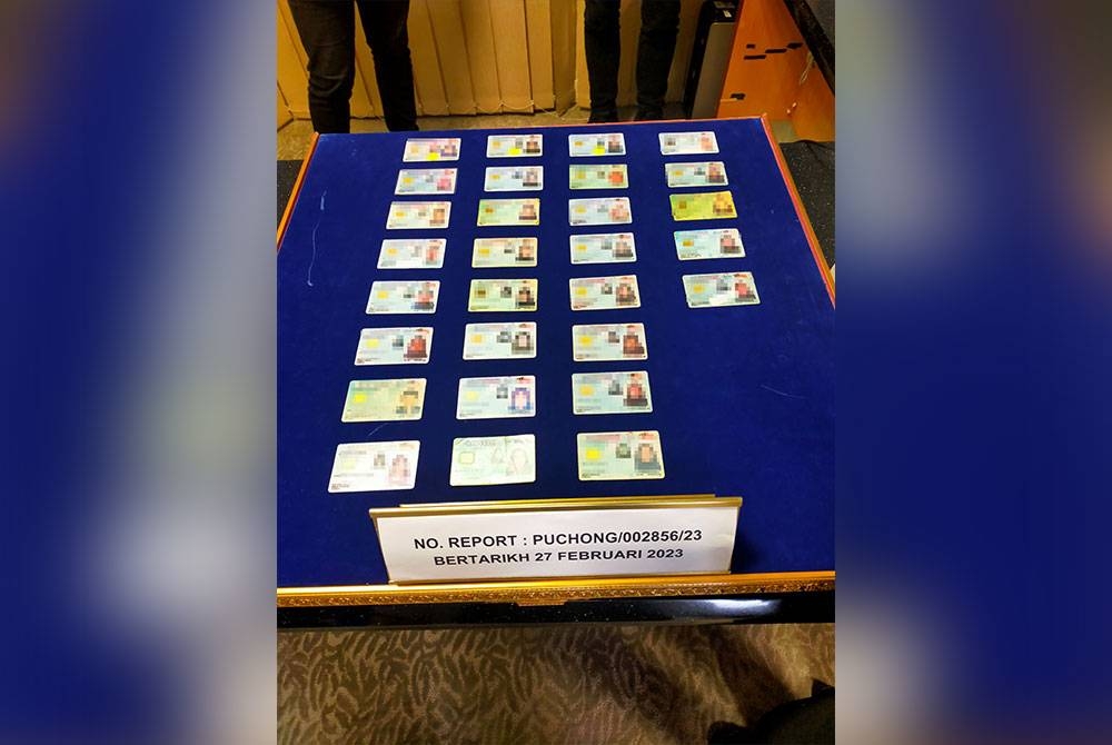 Sebanyak 28 kad pengenalan palsu dan satu kad pengenalan milik orang lain dirampas dalam satu serbuan Ops Pintas JPN di Puchong, Selangor semalam.