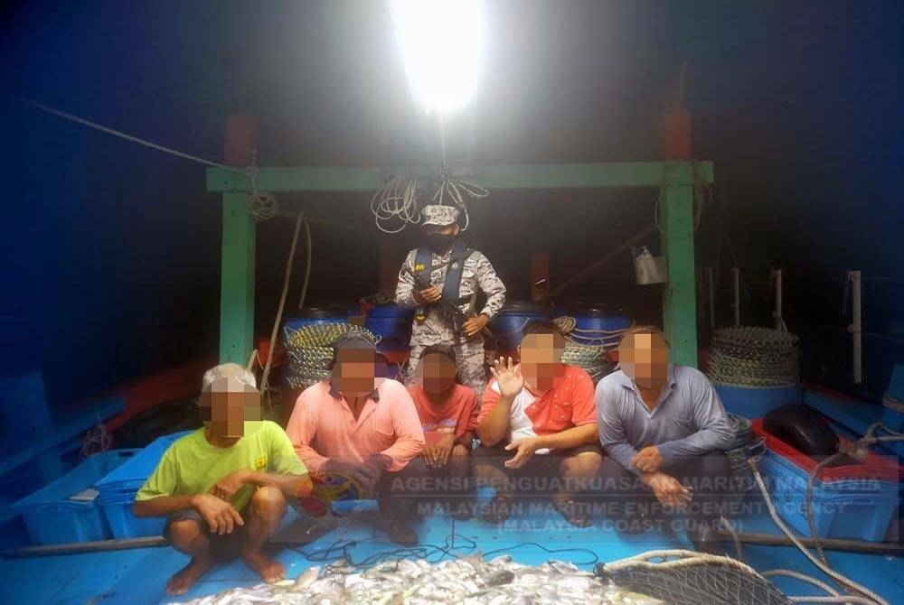 Lima nelayan tempatan ditahan kerana disyaki menangkap ikan di kawasan yang tidak dibenarkan.