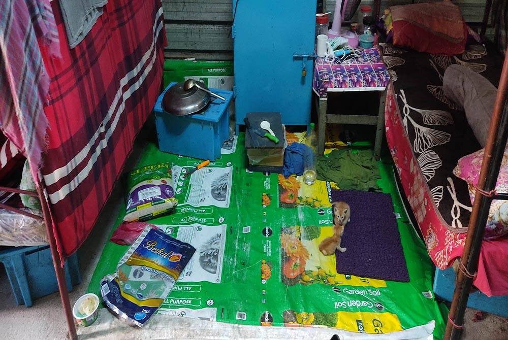 Papan pemotong dan pisau yang diletakkan di tempat tidur di hostel pekerja asing sebuah syarikat di Seri Kembangan.