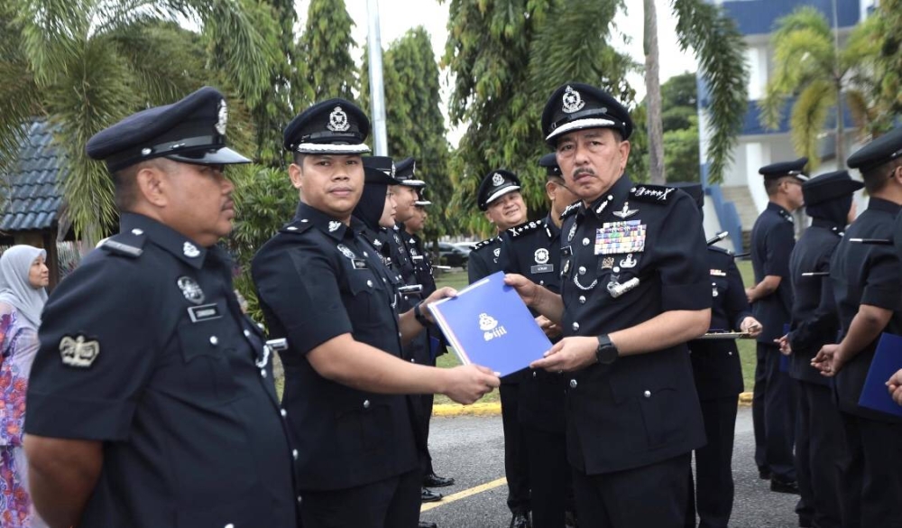 Barisan penerima sijil penghargaan yang disampaikan oleh Muhamad Zaki (kanan).