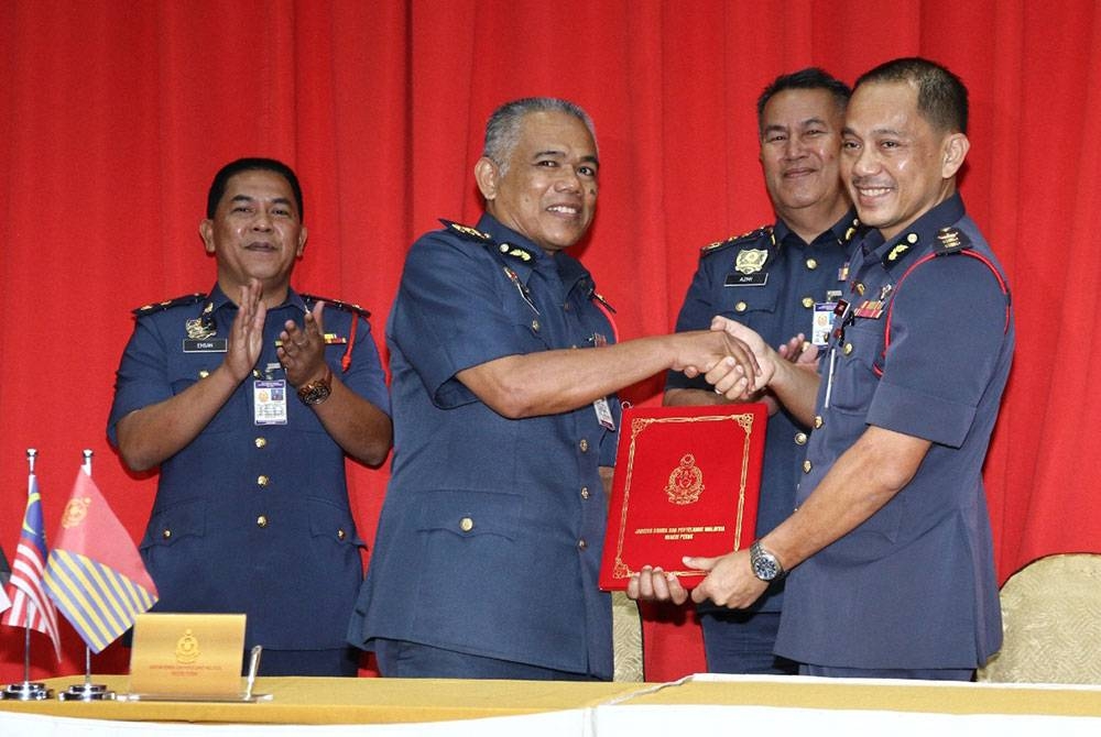 Azmi menyaksikan serah terima tugas sebagai Timbalan Pengarah JBPM Perak antara Jamri Masran (kanan) dengan Mohd Zaki Osman.