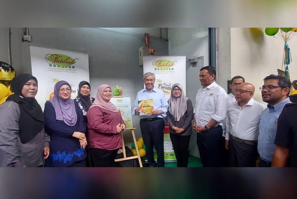 Ahmad Zahid (tengah) ketika melawat perusahaan di Kimar pada Selasa