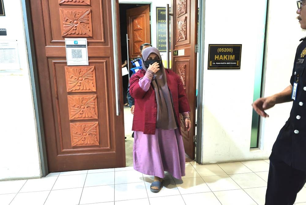 Wan Maseri berjubah ungu ketika hadir di Mahkamah Tinggi Syariah Negeri Sembilan.