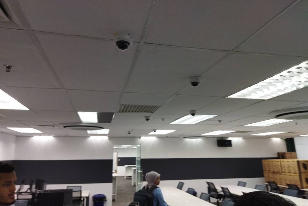 Pejabat dilengkapi dengan sistem kamera litar tertutup (CCTV) di setiap sudut.