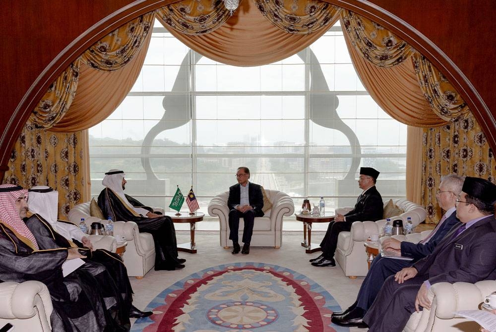 Anwar menerima kunjungan hormat Menteri Haji dan Umrah Arab Saudi Dr Tawfiq Fawzan Al-Rabiah di Bangunan Perdana Putra. -Foto Bernama