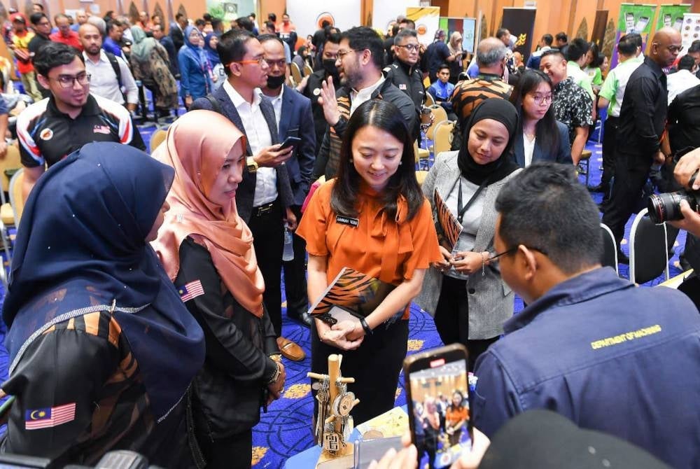 Hannah berbual dengan peserta Hari Terbuka KBS di Putrajaya pada Selasa. - Foto FB KBS MALAYSIA