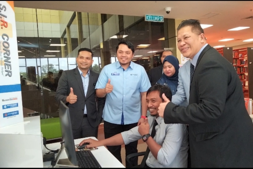 Razli (kanan) ketika meninjau Sir Corner di Perpustakaan dan Pengurusan Ilmu UMK Kampus Bachok.