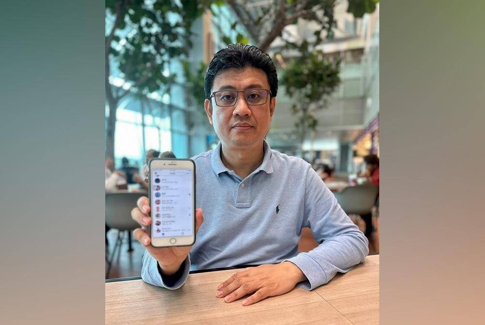 Andrew Chen menunjukkan aduan yang diterima berhubung isu e-gate yang menimbulkan kesesakan di CIQ, Bangunan Sultan Iskandar Johor Bahru.