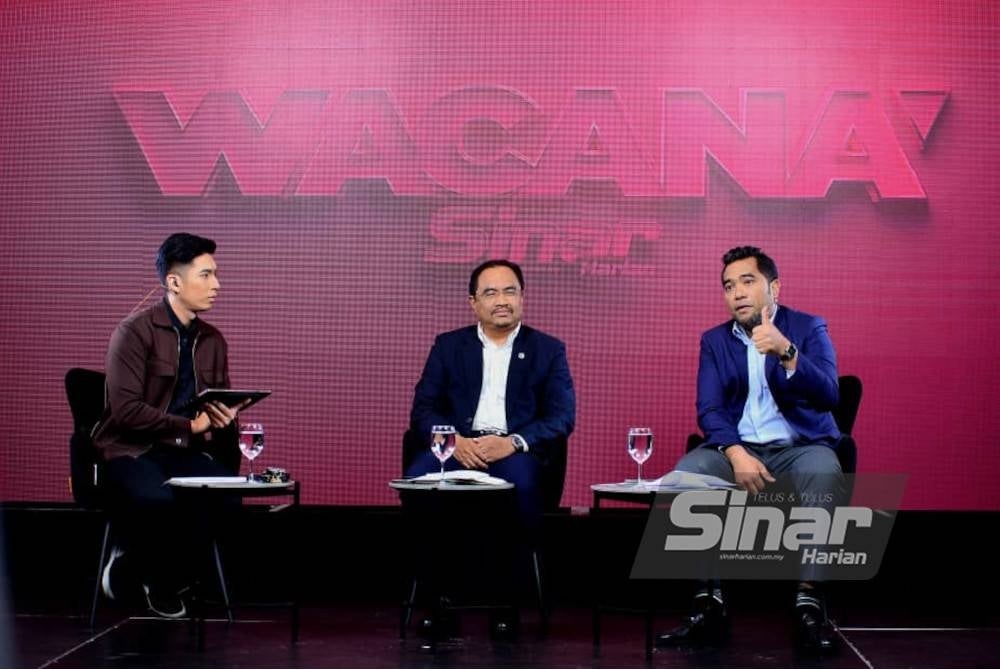 Nazri (kanan) bergandingan bersama Azli (tengah) pada Wacana Sinar siri 386 bertajuk ‘Bajet 2023: Buah tangan terindah atau...’ yang dikendalikan penyampai Astro Awani, Irfan Faruqi sebagai moderator pada malam Selasa.
