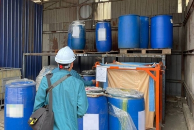 Penguat kuasa JPS melakukan pemeriksaan di sebuah premis dalam Ops Gempur. - Foto JPS