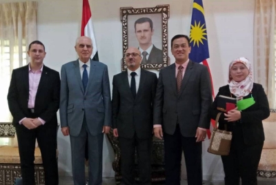 KK Chai (dua dari kanan) ketika berkunjung ke Kedutaan Syria di Malaysia.
