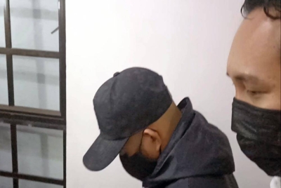 Muhammad Farhan ( depan) mengaku tidak berslaah atas tiga pertuduhan memalsukan dokumen di Mahkamah Sesyen Johor Bahru pada Selasa..