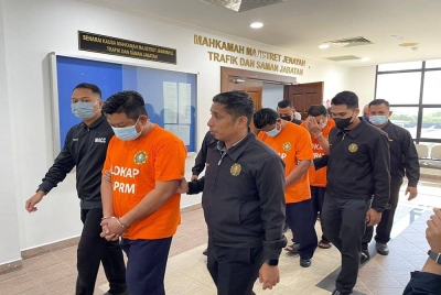 Enam suspek termasuk seorang wanita direman lima hari untuk membantu siasatan berhubung kegiatan rasuah di laut.