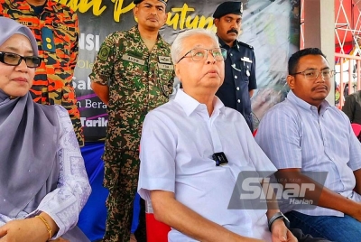 Ismail Sabri (tengah) pada sidang akhbar bersama Sabariah dan Khaizulnizam(kanan) pada Selasa.