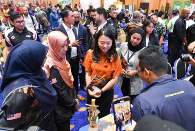 Hannah berbual dengan peserta Hari Terbuka KBS di Putrajaya pada Selasa. - Foto FB KBS MALAYSIA