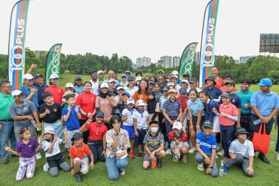 Kelly, Hannah bersama para peserta yang menyertai Klinik Golf Bersama Kelly Tan di Kelab Golf Negara Subang, Petaling Jaya pada Selasa.
