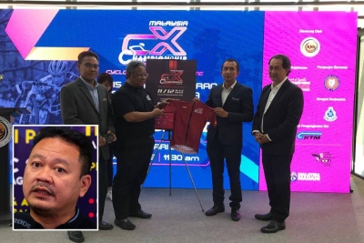 Ketua Pegawai Eksekutif Kejohanan Cyclocross Malaysia 2023, Datuk Anas Yusof Sulaiman (dua dari kiri) menyerahkan jersi kepada Ketua Pengarah Jabatan Belia dan Sukan Negara, Mohd Azhari Mohammad sebagai simbolik majlis pra pelancaran kejohanan di Menara KBS di Putrajaya pada Selasa. Gambar kecil: Mohd Amrin