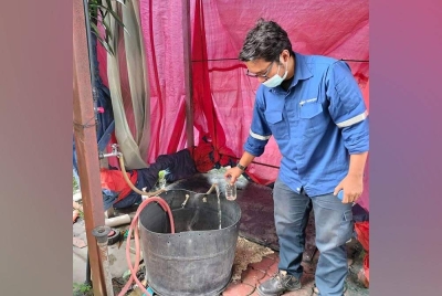 Pemeriksaan pegawai SPAN di premis perniagaan yang disyaki membuat sambungan haram bagi mendapatkan bekalan air.