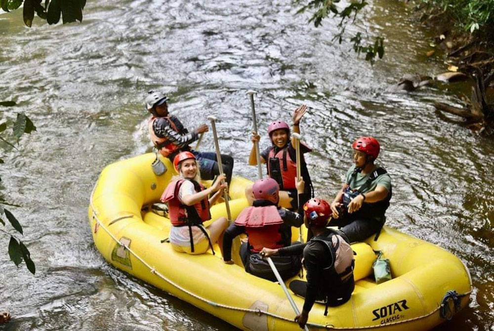 Pempengaruh media sosial yang hadir merasai pengalaman white water rafting di Kuala Kubu Bharu.