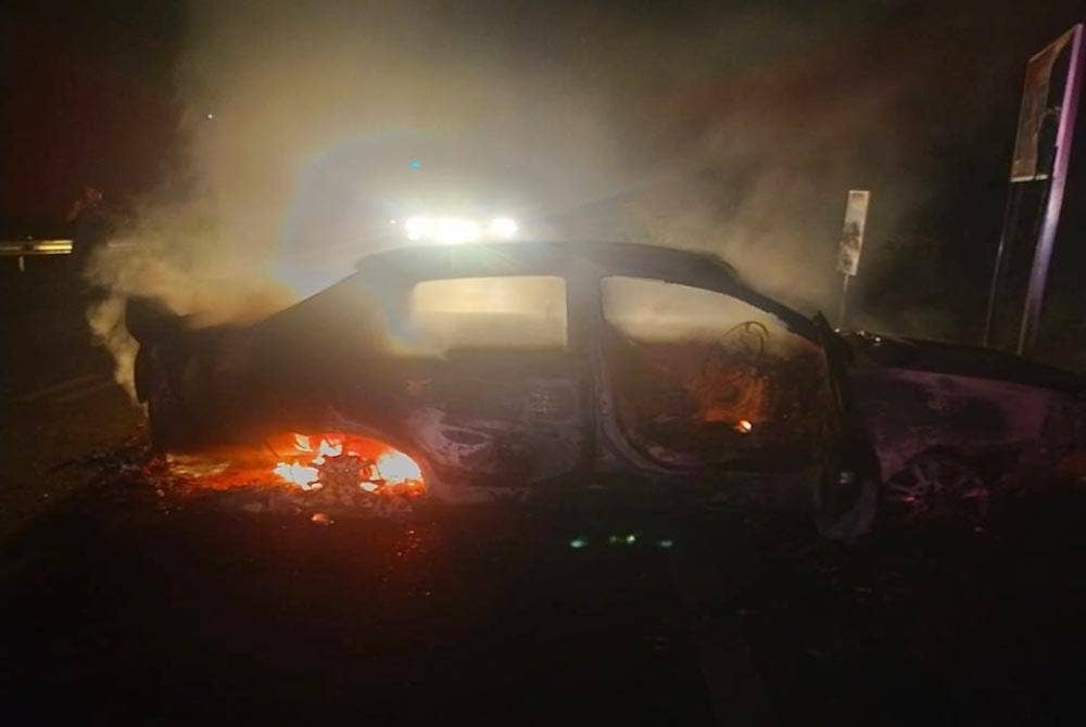 Kenderaan yang terbabas dan terbakar dalam kejadian kira-kira jam 6 pagi Rabu.