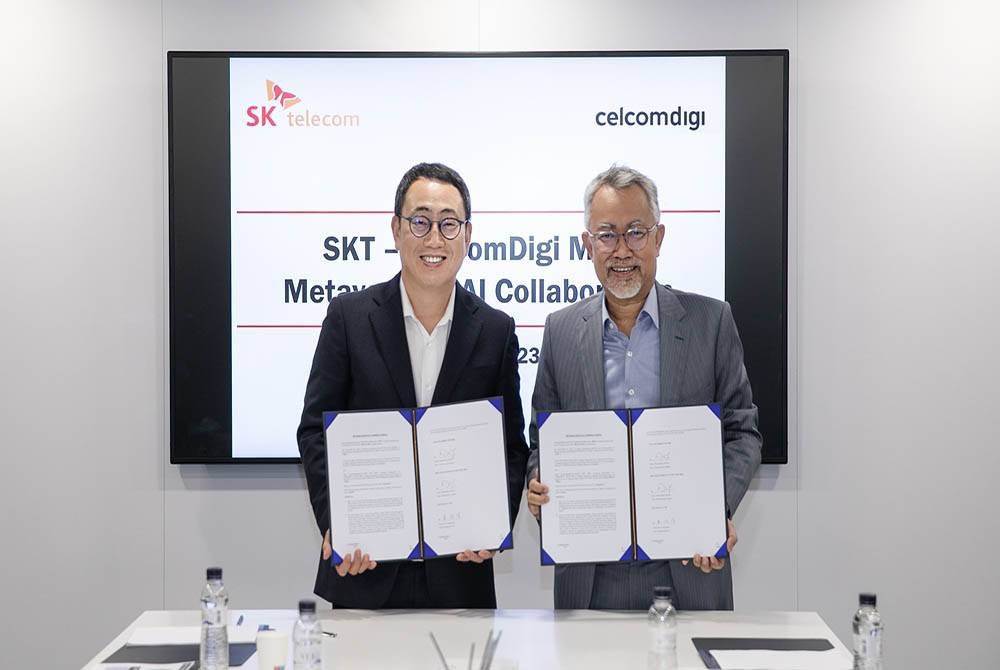 Idham (kanan) dan Young-sang Ryu menandatangani MoU itu pada Kongres Dunia Mudah Alih 2023 di Barcelona.