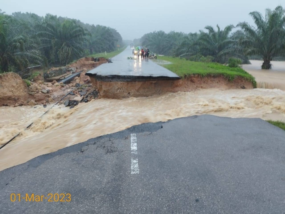 Tanah runtuh di daerah Segamat. - Foto JKR Segamat