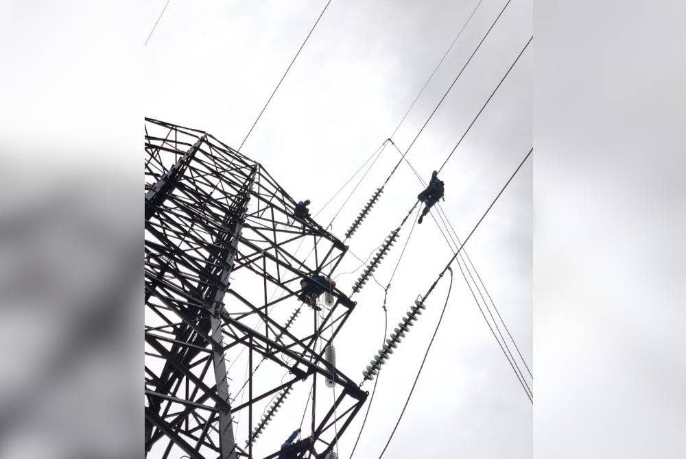 Sebanyak 28 pencawang elektrik TNB terpaksa ditutup atas faktor keselamatan, berikutan banjir yang menjejaskan lapan daerah di Johor.