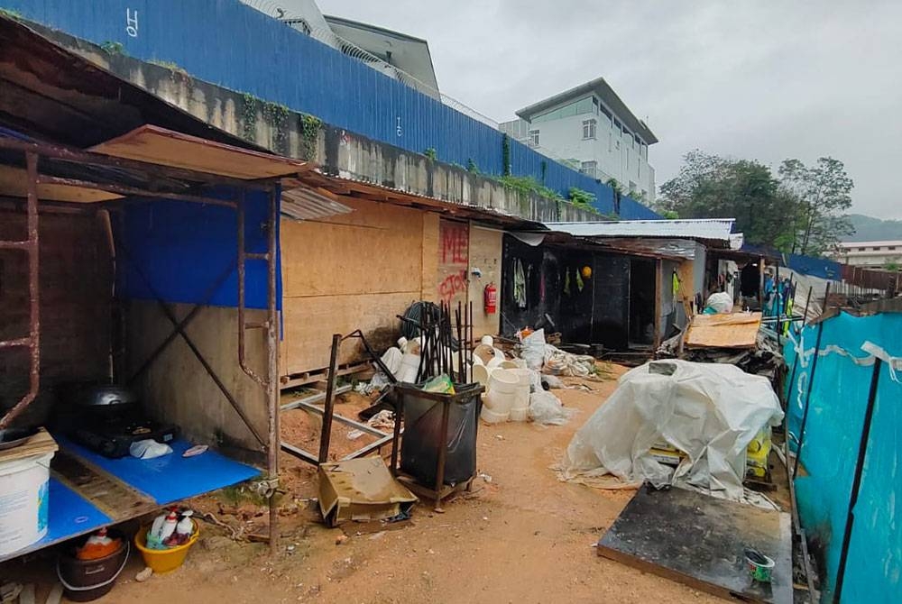 Keadaan rumah pekerja berhampiran tapak binaan di Taman Mutiara Barat di sini pada Rabu.