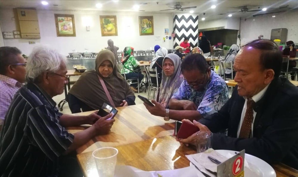 Kamaruddin (kanan) bertemu peniaga terlibat bagi membincangkan perkembangan terkini isu pemindahan mereka ke lokasi baharu.