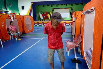 Hujan berterusan sejak dua hari lalu telah menyebabkan seramai 17 mangsa banjir daripada tujuh keluarga dipindahkan ke dua PPS di daerah Bau dekat sini awal pagi Selasa. - Foto Bernama